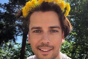 Максим Галкин примерил «корону» из одуванчиков, подаренную Лизой