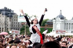 ИЛЬСУР МЕТШИН И БЕРЕМЕННАЯ ПЕВИЦА ХАННА ПРОВОДИЛИ КАЗАНСКИХ ВЫПУСКНИКОВ ВО ВЗРОСЛУЮ ЖИЗНЬ