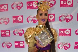 «А Бузова весной приходит в золотом»: Ольга сразила пикантным нарядом музыкальную премию