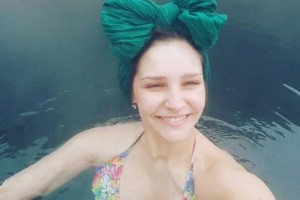 Актриса Глафира Тарханова показала изящную фигуру в бикини