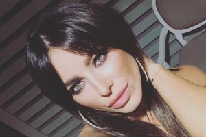 Ани Лорак питает особую страсть к белым нарядам и лёгкому морскому ветру