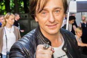 Сергей Безруков пьет и работает в музее в первом трейлере «Заповедника»