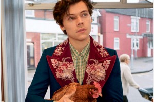 В шерстяных носках и с курицей: Гарри Стайлс в новой рекламе Gucci
