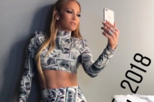 Дженнифер Лопес вышла в свет в костюме доллара