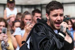 Лиам Пейн спел собравшимся фанатам с балкона своего отеля