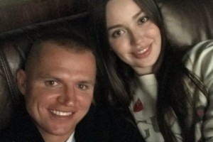 Дмитрий Тарасов вывел в свет беременную жену