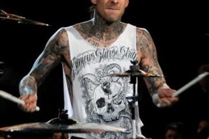 Ударник Blink-182 попал в больницу из-за тромбоза и осложнений