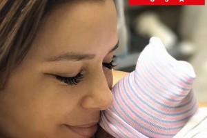 Ева Лонгория не может расстаться с сыном ни на минуту