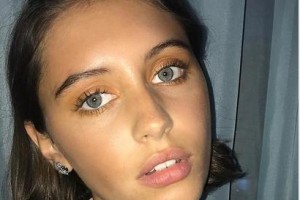 17-летней дочке Джуда Лоу доверили рекламу «взрослых» драгоценностей