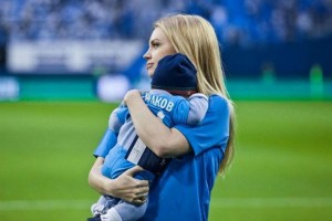 Милана Кержакова рассказао о пьянстве матери и изменах супруга