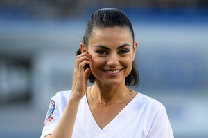 Мила Кунис приняла участие в бейсбольном матче: новые фото актрисы