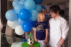 Яна Рудковская удивила поклонников современным тортом на 16-летие сына
