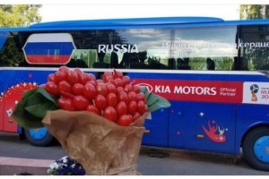 Фанаты преподнесли Акинфееву букет из помидоров