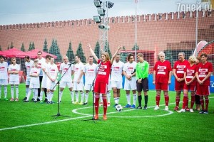 Наталья Водянова вышла на футбольное поле с Евгением Плющенко