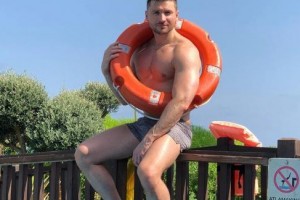 Накаченный Лазарев предложил услуги спасателя в Турции