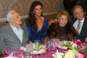 Невероятно: 101-летний Кирк Дуглас продолжает тренироваться в спортзале!