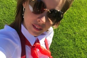 Поклонники раскритиковали Екатерину Шпицу из-за лишних деталей в образе пионерки на вечеринке