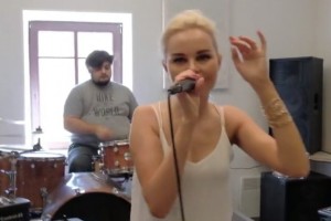 Алиса Вокс спела вживую песню «Рукавами»