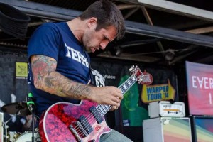 Гитарист Every Time I Die спас жизнь фанатке, плюнув ей пивом в глаз