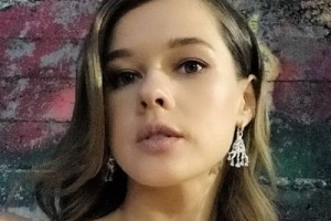 Катерина Шпица перепела Адель верхом на козе