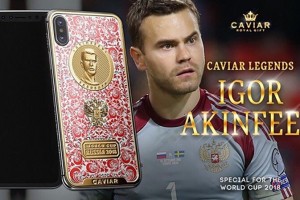 Болельщики наградили Игоря Акинфеева iPhone X с его портретом