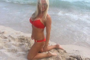 Ирины Салтыкова продемонстрировала свой пышный бюст на море