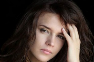 Звезда фильма «Стиляги» плачет от боли из-за травмы ноги