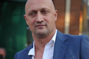 Гоша Куценко измерил сосиску на ростовой фигуре Дмитрия Дюжева