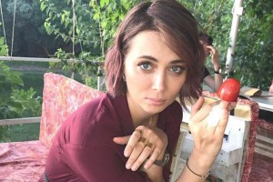 Настасья Самбурская показала в Instagram снимок с подружками-коровами