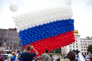 Звёзды шоу-бизнеса запустили флешбом в честь Дня российского флага