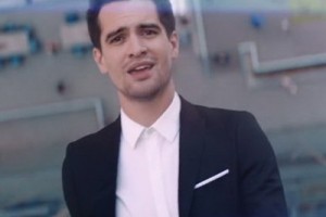 Брендон Ури покорил небоскреб в новом клипе Panic! At The Disco