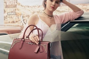 Селена Гомес нахулиганила в офисе Coach