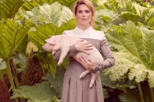 Хейли Этвелл приняла участие в деревенской фотосессии