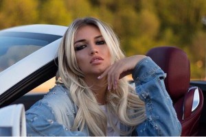 «Вылетела со скалы»: известная певица лишилась пальцев
