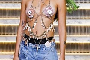 «Яблочко от яблони…»: дочка Мадонны появилась на публике в эпатажном костюме