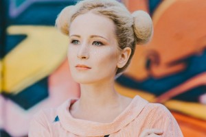 Певица Монеточка принесла на «Поле чудес» куклу вуду для Якубовича