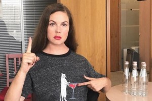 56-летняя Екатерина Андреева показала массаж для подтянутого овала лица