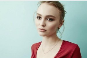 Лили-Роуз Депп посетила Испанский кинофестиваль без нижнего белья