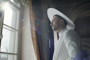 Сергей Лазарев увековечил образ священника в новом клипе