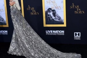 Леди Гага поразила нарядом на премьере фильма «Звезда родилась»