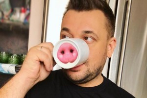 «И тут появляется Папа Пиг»: Сергей Жуков повеселил подписчиков свиным пяточком