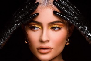 Кайли Дженнер предлагает украсить себя к Хэллоуину