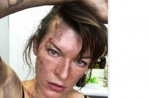 Мила Йовович шокировала полностью исцарапанным лицом