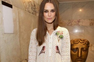 Киру Найтли раскритиковали за странный наряд на премии Harper’s Bazaar UK Women