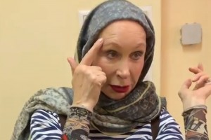 Известной актрисе защемило голову дверями в вагоне метро