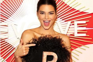 Кендалл Дженнер и Роми Стрейд получили престижные статуэтки Revolve Awards