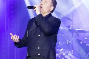 Александр Добронравов показал юбилейный концерт в сети