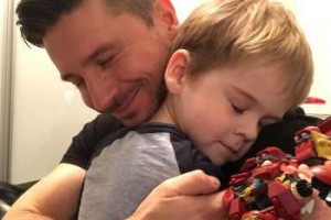 Сергей Лазарев летает к сыну во время гастролей