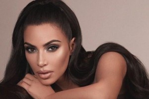 Ким Кардашьян в "голом" платье сравнили с упитанной зеброй