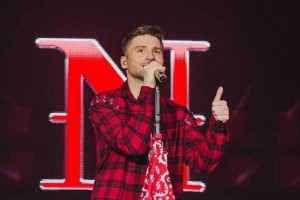 Сергей Лазарев исполнил танец в женских туфлях на огромных каблуках на "Agent Show"